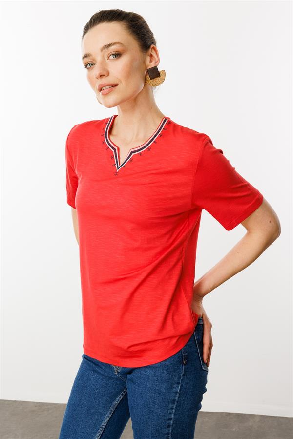 Kadın Yakası Yırtmaçlı ve İşlemeli T-shirt Mercan