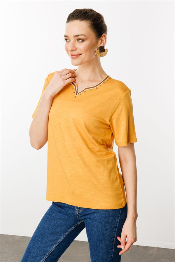 Kadın Yakası Yırtmaçlı ve İşlemeli T-shirt Hardal