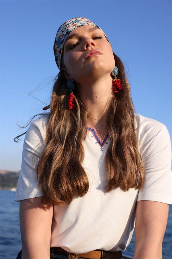 Kadın Yakası Yırtmaçlı ve İşlemeli T-shirt Ekru