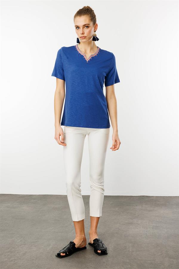 Kadın Yakası Yırtmaçlı ve İşlemeli T-shirt İndigo