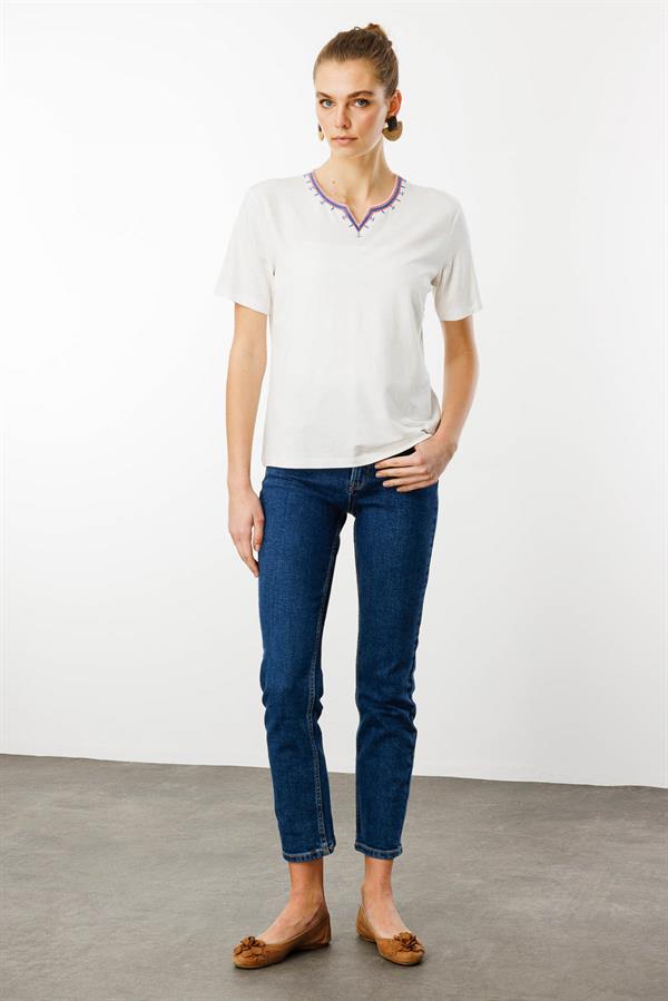 Kadın Yakası Yırtmaçlı ve İşlemeli T-shirt Ekru