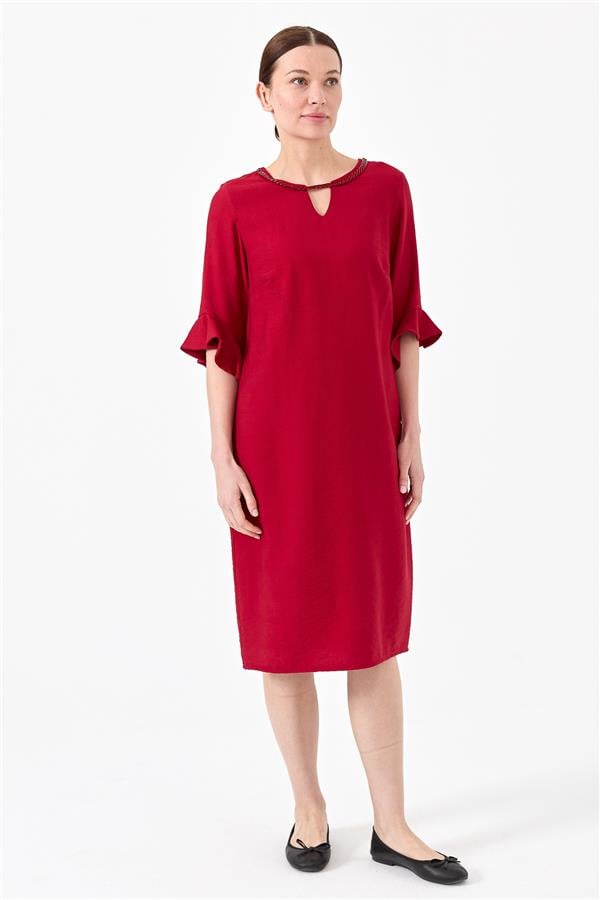 Женское льняное платье с цепями на вороте кремовое