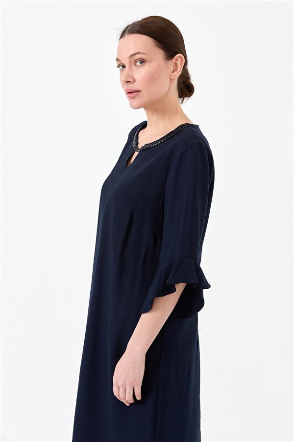 Женское льняное платье с цепями на вороте темно синее