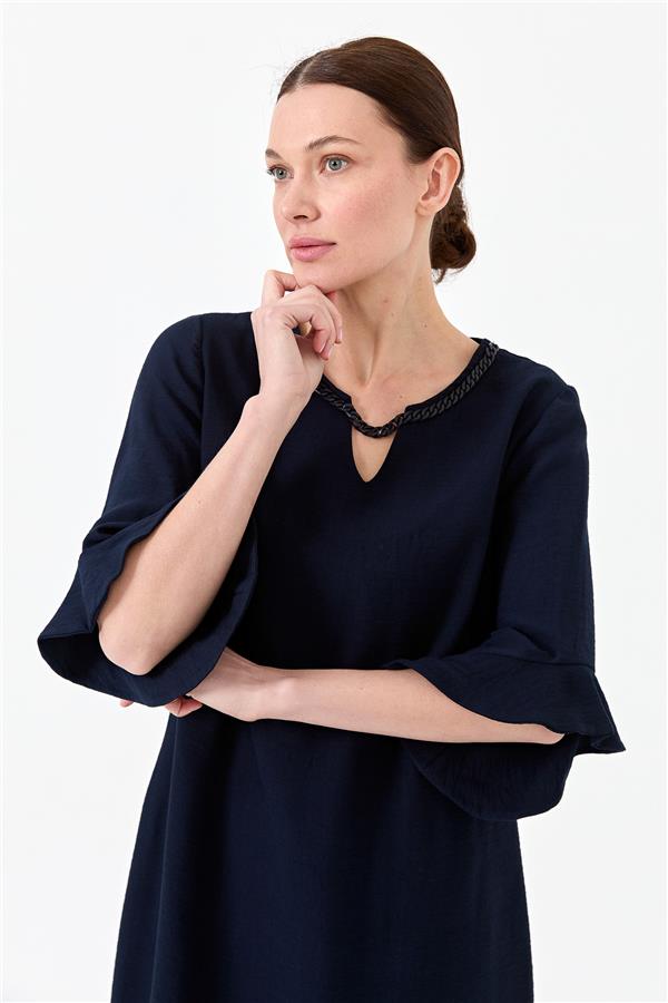 Женское льняное платье с цепями на вороте темно синее