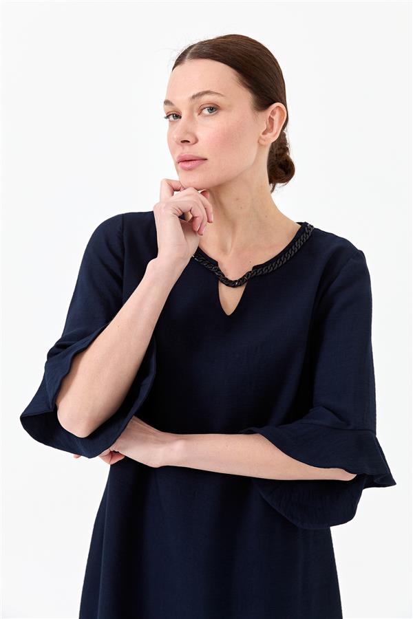 Женское льняное платье с цепями на вороте темно синее