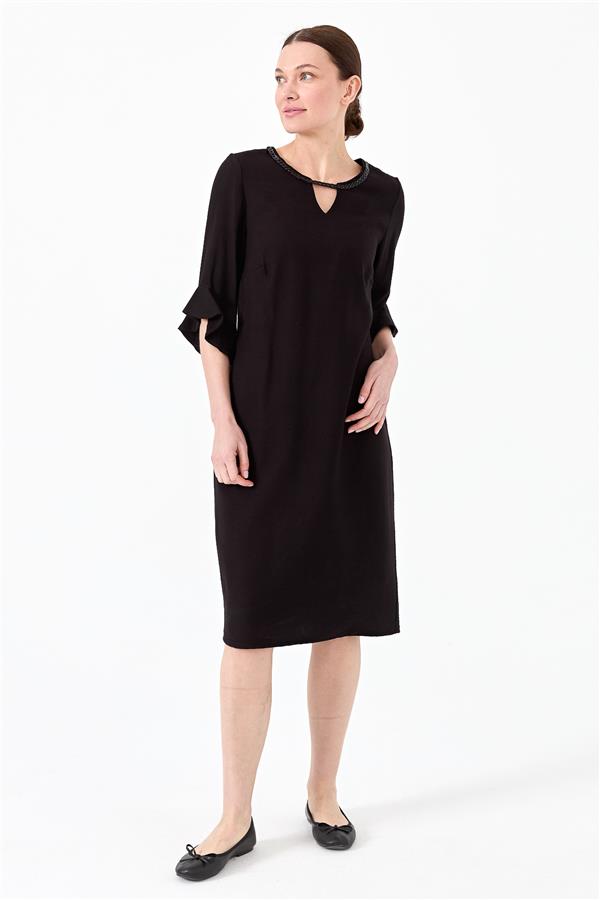 Женское льняное платье с цепями на вороте черное