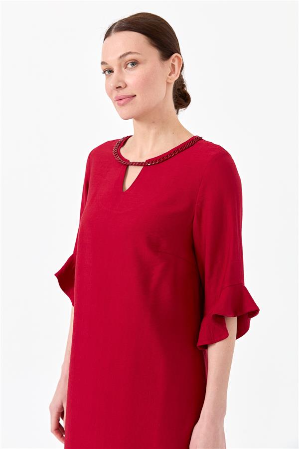 Женское льняное платье с цепями на вороте кремовое