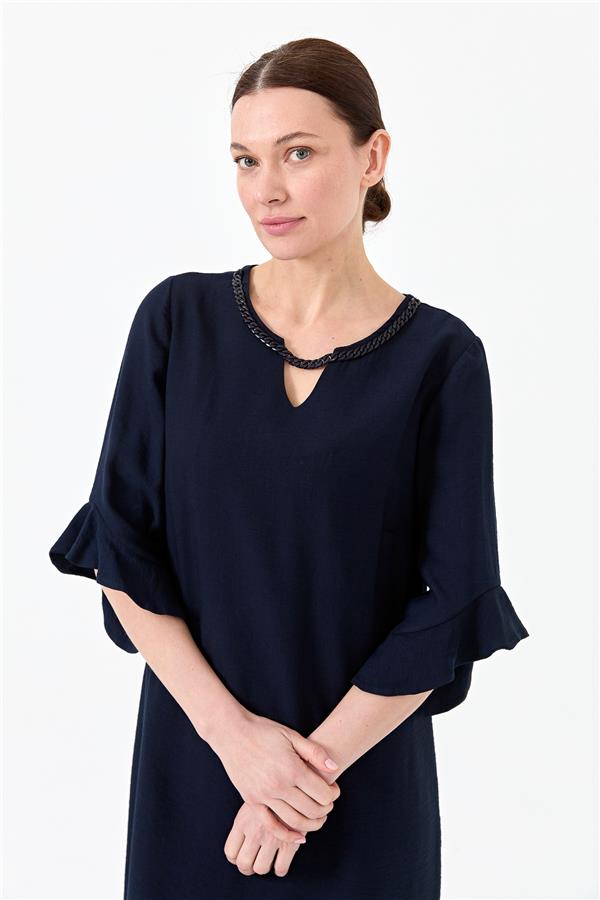 Женское льняное платье с цепями на вороте темно синее