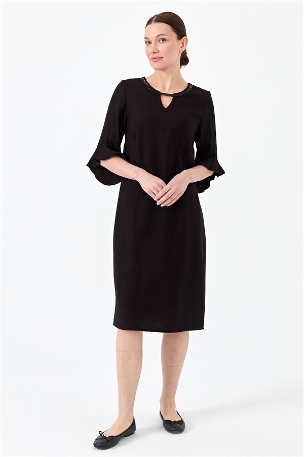 Женское льняное платье с цепями на вороте черное