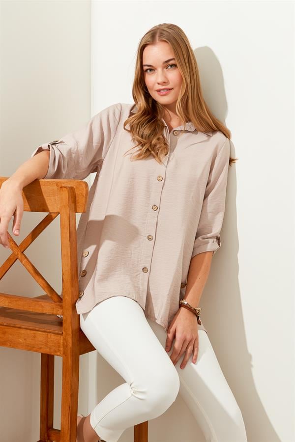 Женская рубашка оверсайз на пуговицах сбоку