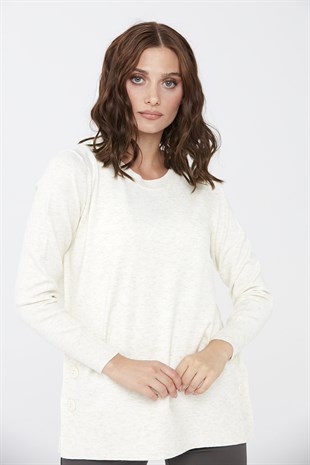 Женский свитер с круглым вырезом кремового цвета