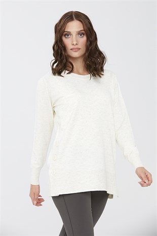 Женский свитер с круглым вырезом кремового цвета