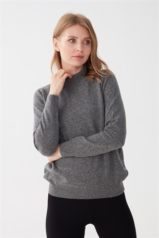 Женский свитер с имитацией черепахой серого цвета
