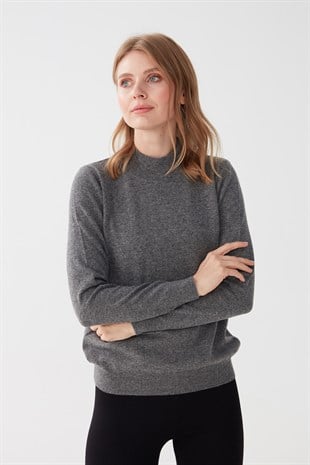Женский свитер с имитацией черепахой серого цвета