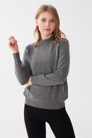 Женский свитер с имитацией черепахой серого цвета