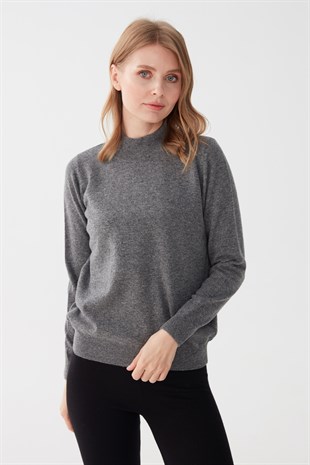Женский свитер с имитацией черепахой серого цвета