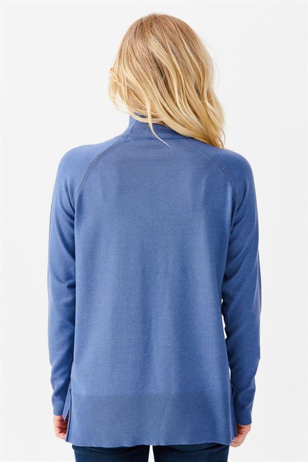 Женский свитер-полуводолазка с разрезными рукавами синий