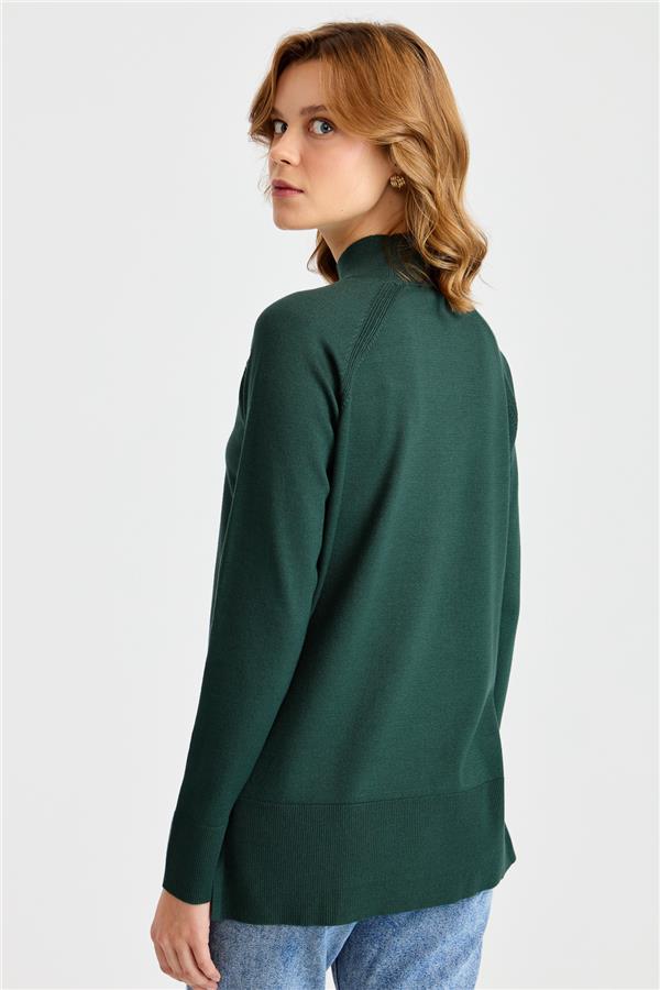 Женский свитер-полуводолазка с разрезными рукавами нафта