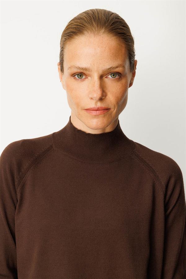 Kadın Yarım Balıkçı Yaka Kolları Yırtmaçlı Basic Kazak Kahve