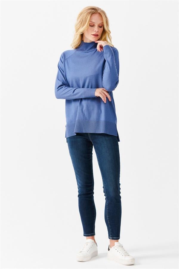 Женский свитер-полуводолазка с разрезными рукавами синий