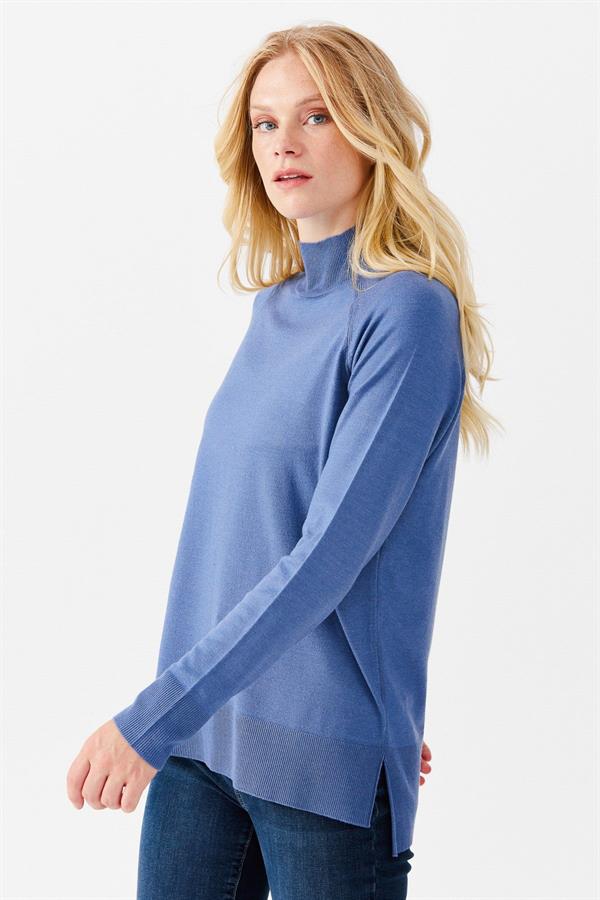 Женский свитер-полуводолазка с разрезными рукавами синий