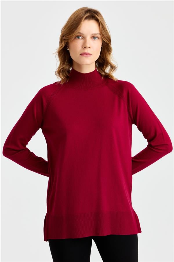 Женский свитер-полуводолазка с разрезными рукавами вишня