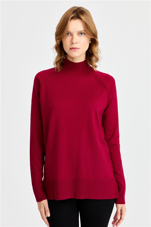 Женский свитер-полуводолазка с разрезными рукавами вишня