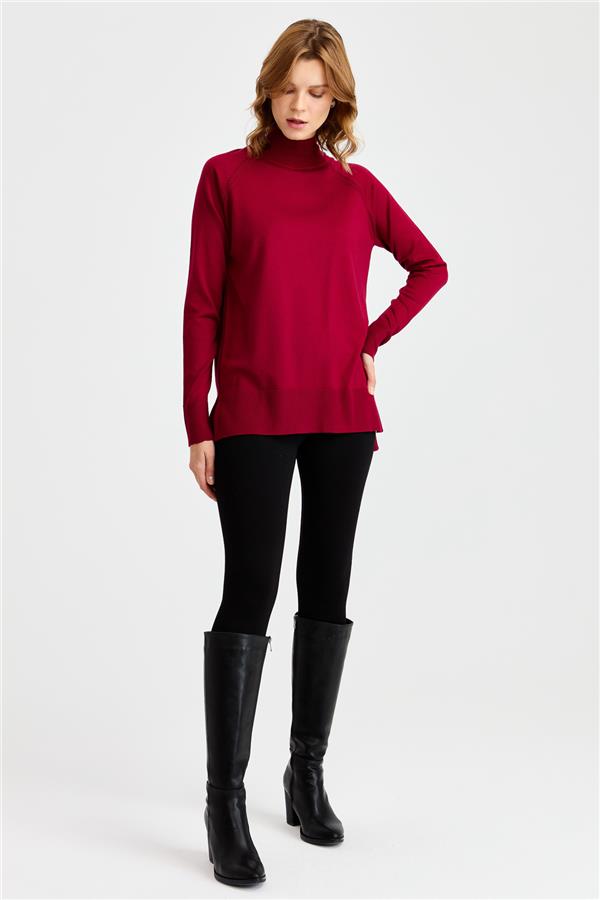 Женский свитер-полуводолазка с разрезными рукавами вишня