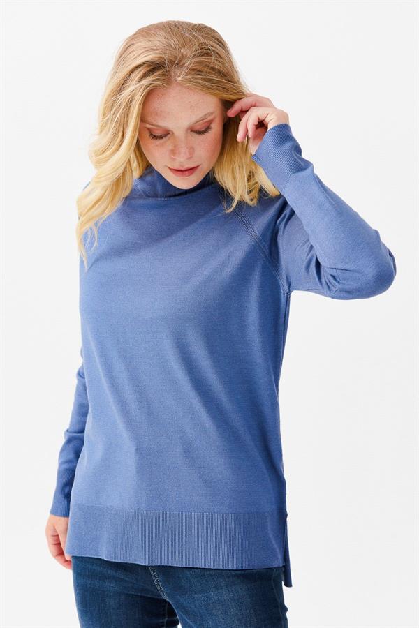 Женский свитер-полуводолазка с разрезными рукавами синий