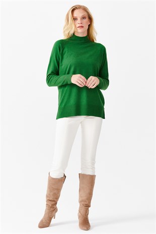 Женский свитер с высоким воротом и разрезами на рукавах зеленая 