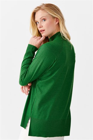 Женский свитер с высоким воротом и разрезами на рукавах зеленая 