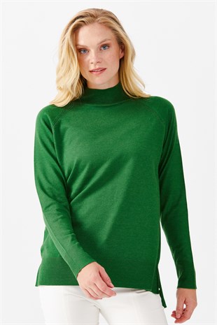 Женский свитер с высоким воротом и разрезами на рукавах зеленая 