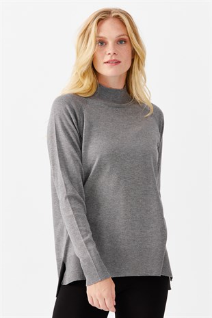 Женский свитер с высоким воротом и разрезами на рукавах, дымчатый 