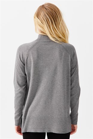 Женский свитер с высоким воротом и разрезами на рукавах, дымчатый 