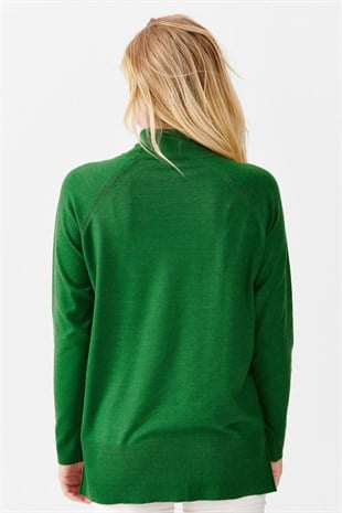 Женский свитер с высоким воротом и разрезами на рукавах зеленая 