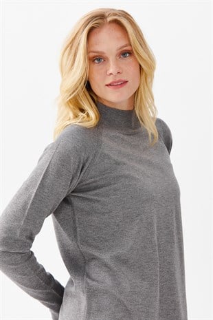 Женский свитер с высоким воротом и разрезами на рукавах, дымчатый 