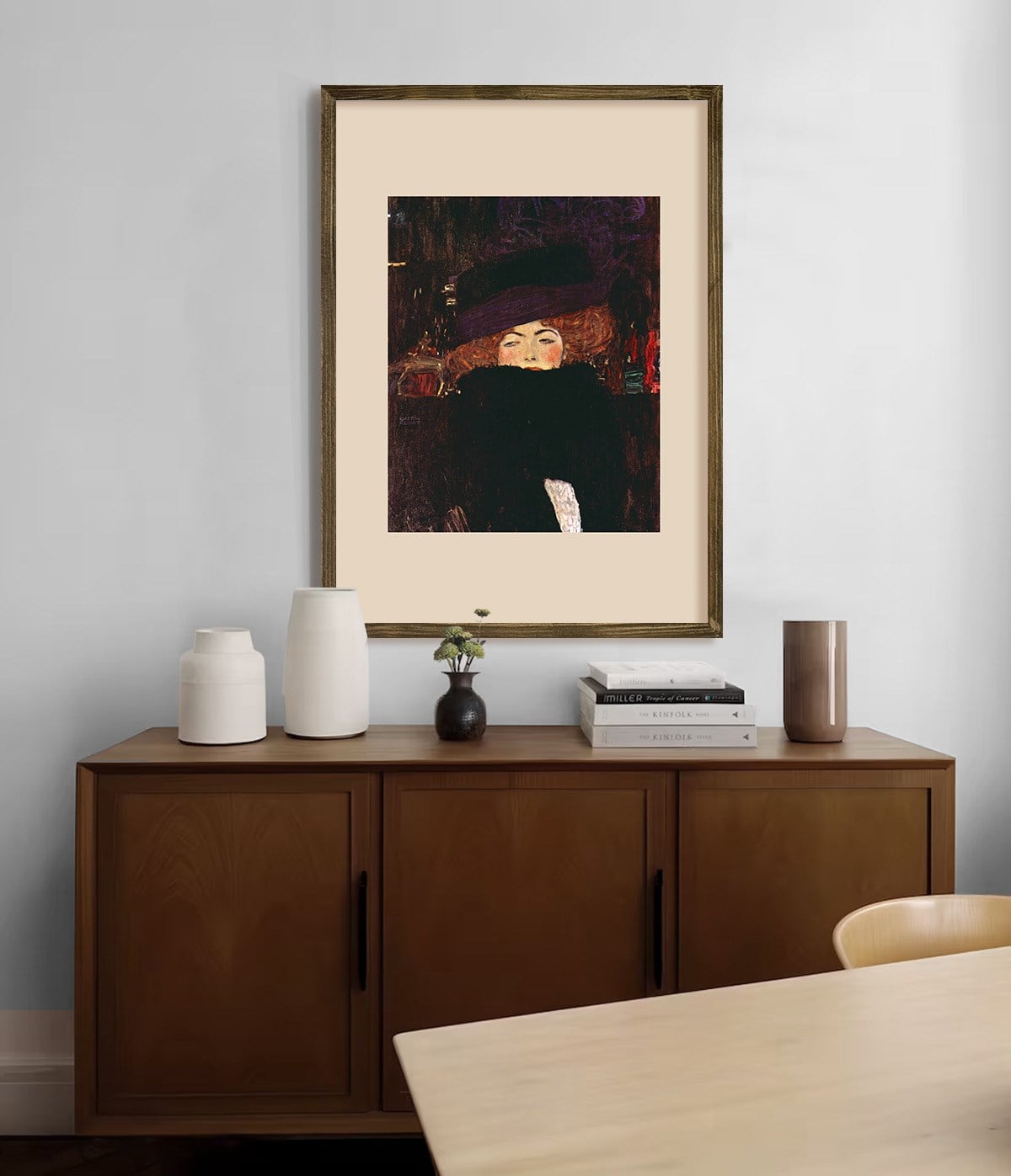 Gustav Klimt - Şapkalı ve Tüylü Boalı Kadın Çerçeveli Poster