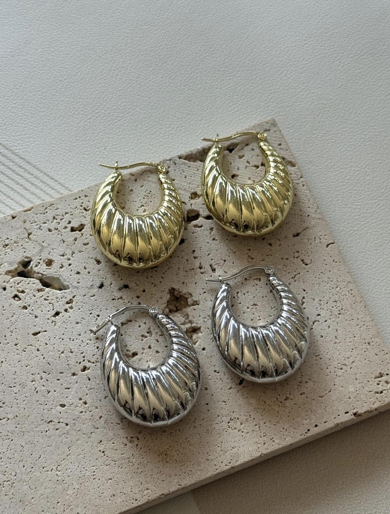 Dokulu Halka Küpe Gold