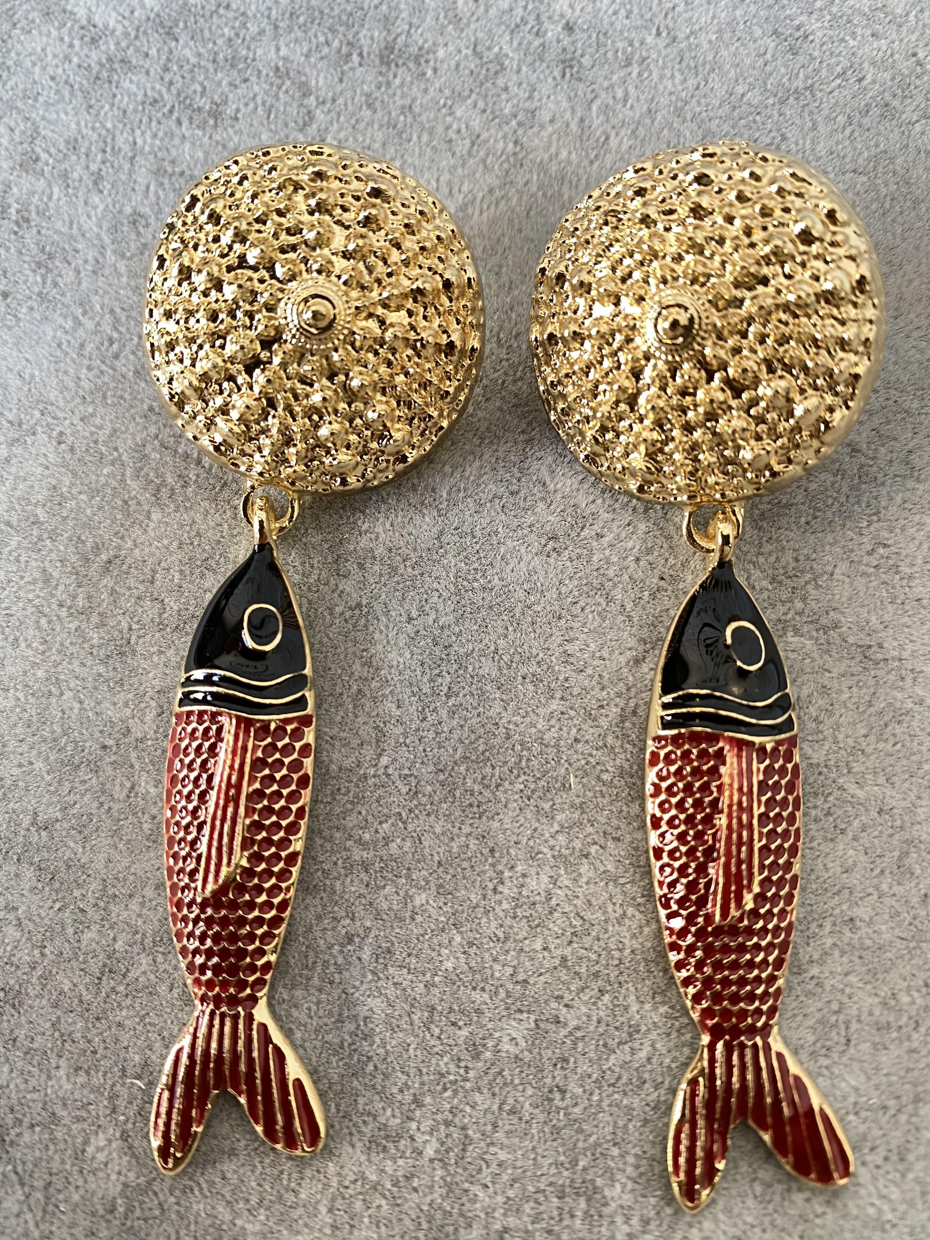 Sallantılı Balık Detaylı Gold Küpe