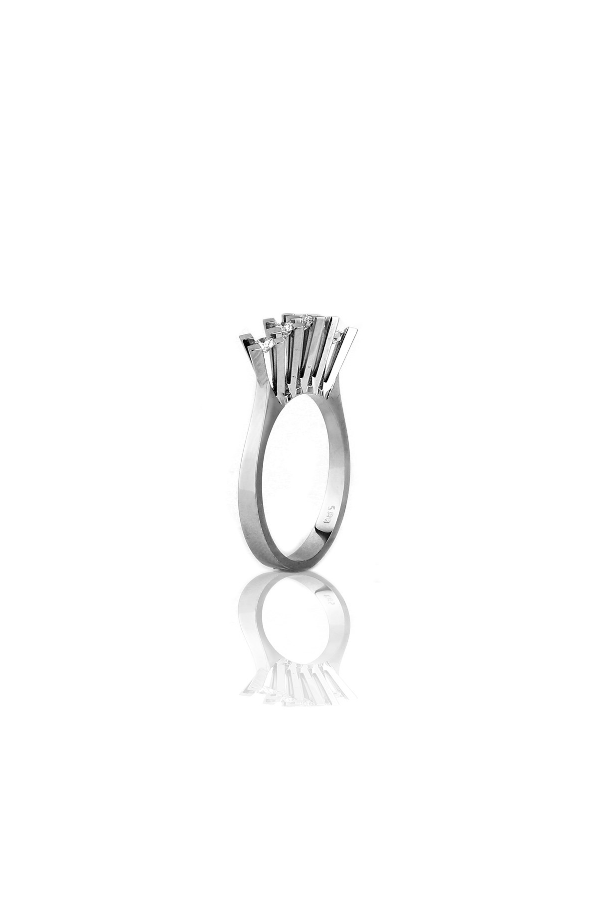 MODERN TASARIM 0.28 CT H SI BEŞTAŞ PIRLANTA YÜZÜK