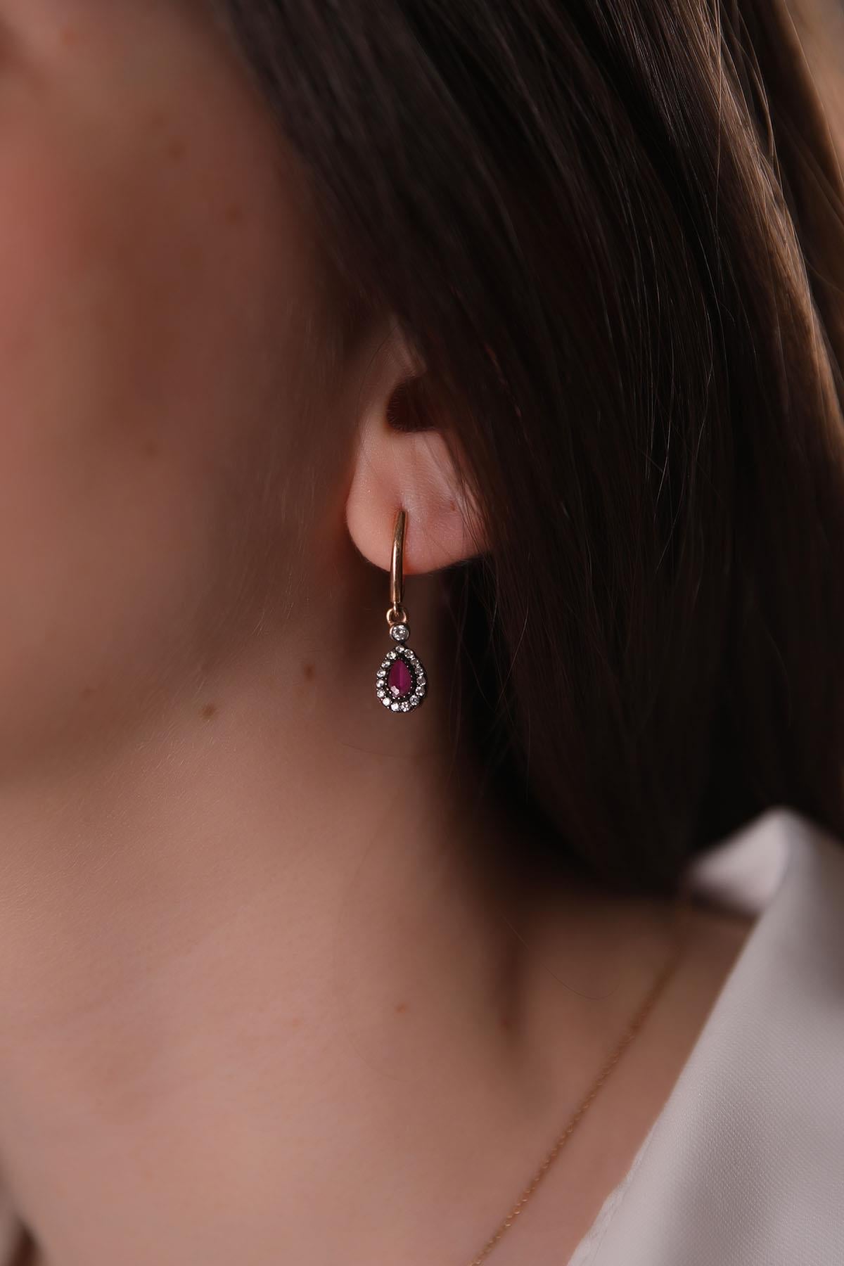 ALYANAKLAR MODERN TASARIM PEMBE TAŞLI  ALTIN  KÜPE Altın Küpeler
