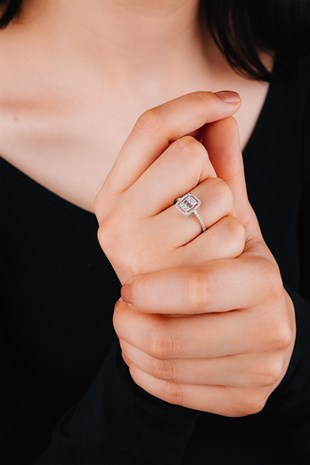 0.47 CT F VS MODERN TASARIM KENAR SÜSLEMELİ BAGET YÜZÜK