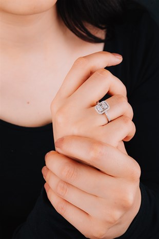 0.68 CT KENAR SÜSLEMELİ TASARIM BAGET YÜZÜK