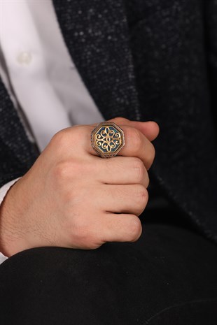 LACİVERT TAŞ ÜZERİNE GOLD RENKLİ İŞLEME DETAYLI GÜMÜŞ ERKEK YÜZÜK