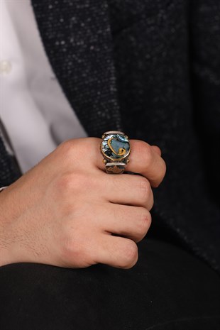 LACİVERT TAŞ ÜZERİNE GOLD RENKLİ YAZI DETAYLI GÜMÜŞ ERKEK YÜZÜK