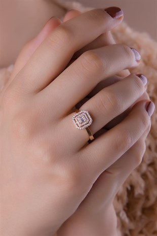 ÇEVRE TAŞLI BAGET ROSE ALTIN YÜZÜK