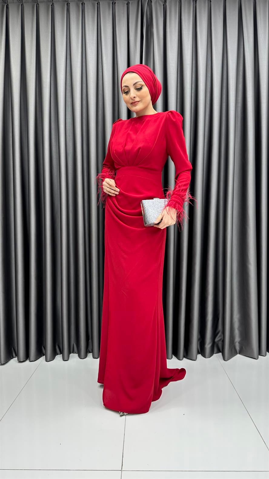 3858 T - Bileği Tüy Detaylı ve Kemerli Drapeli Krep Abiye Elbise-Kırmızı