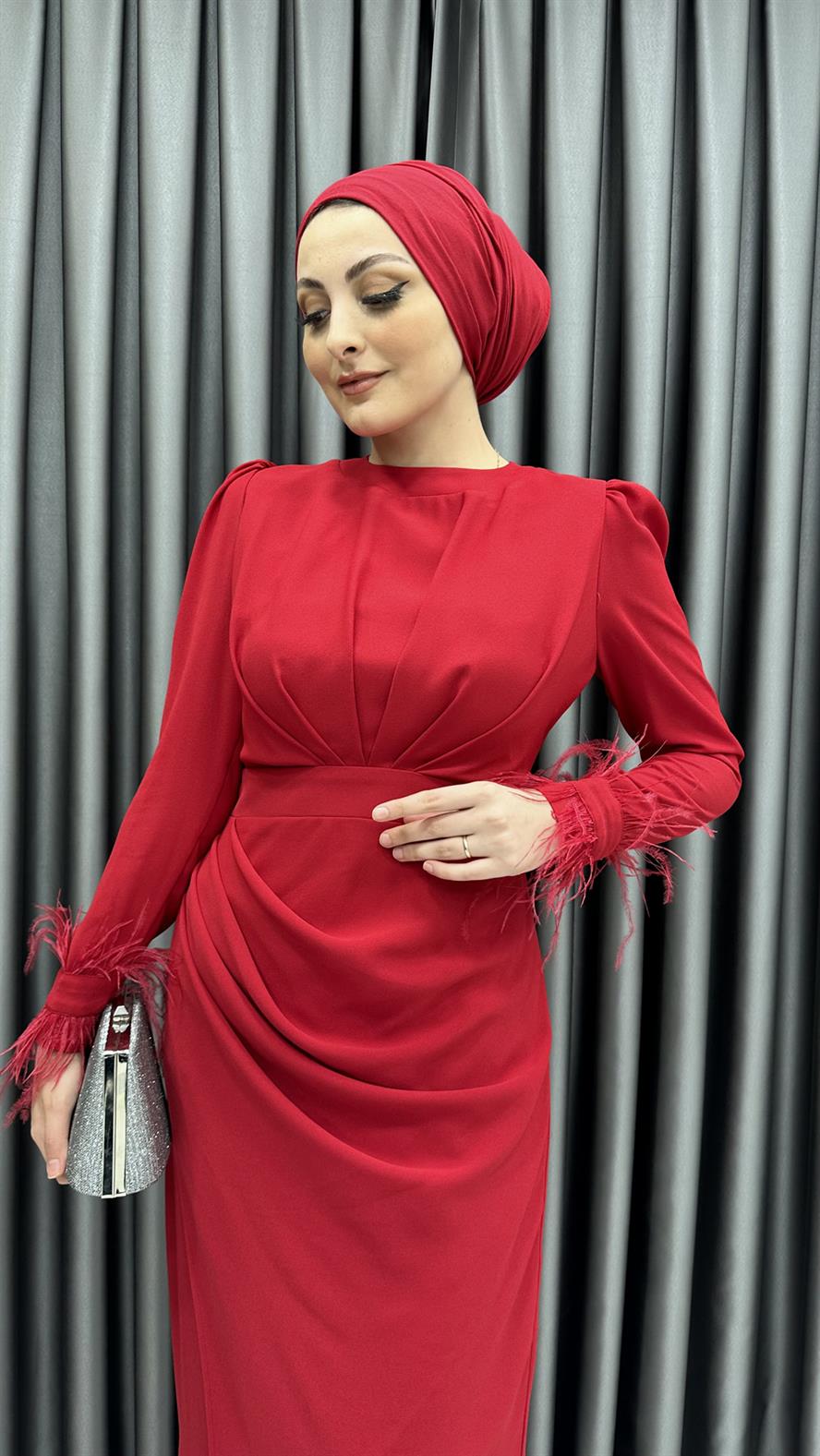 3858 T - Bileği Tüy Detaylı ve Kemerli Drapeli Krep Abiye Elbise-Kırmızı