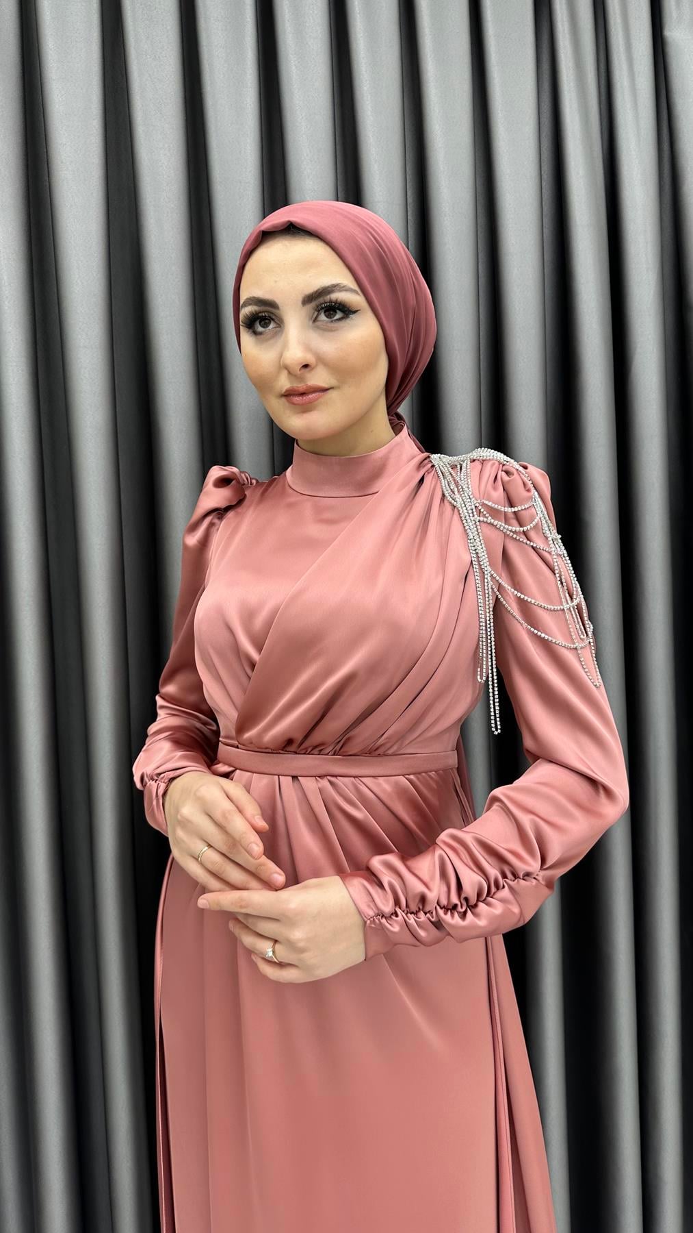 4576 H - Tek Omuzdan Boncuk Sallantılı Saten Abiye Elbise-Gül Rengi
