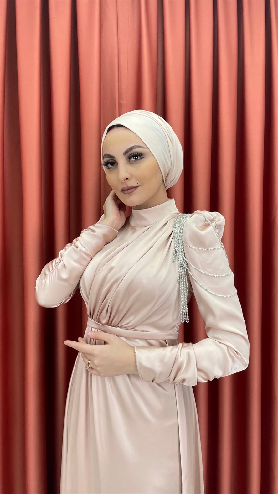 4576 H - Tek Omuzdan Boncuk Sallantılı Saten Abiye Elbise-Krem